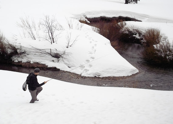 Winter small stream tenkara fishing (photo: Daniel Galhardo). Winter small stream tenkara fishing (photo: Daniel Galhardo).