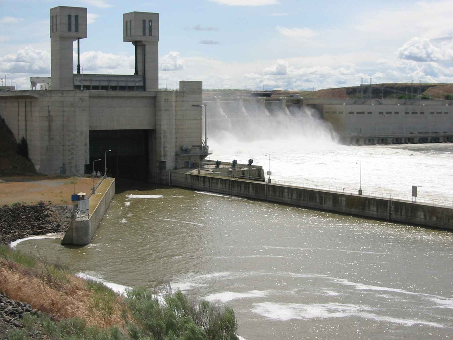 Ice Harbor Dam on the Snake River (photo: Tobin / cc2.0). Ice Harbor Dam on the Snake River
