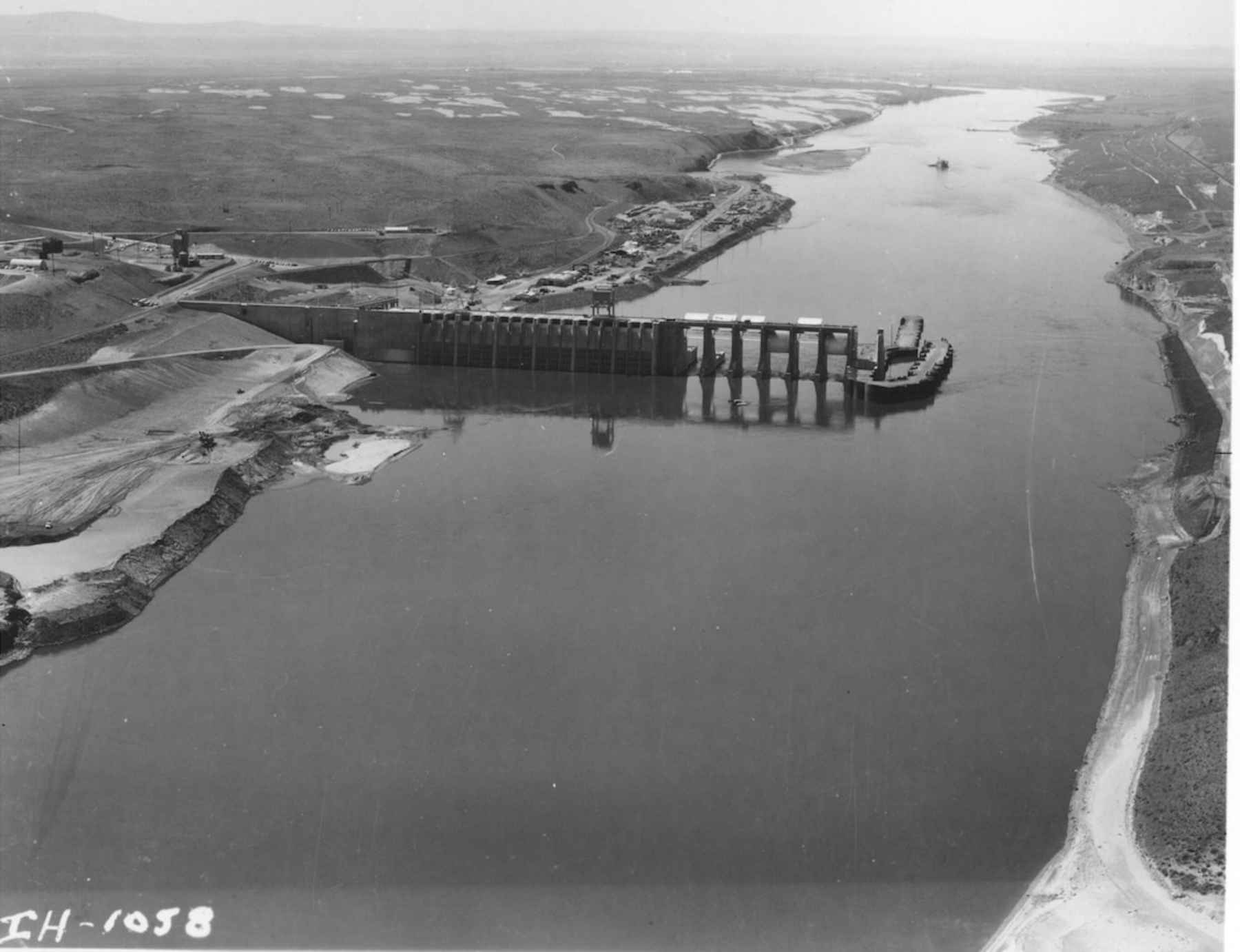 Construction of the Ice Harbor dam on the Snake River (photo: U.S. Army Corps of Engineers). Construction of the Ice Harbor dam on the Snake Rive