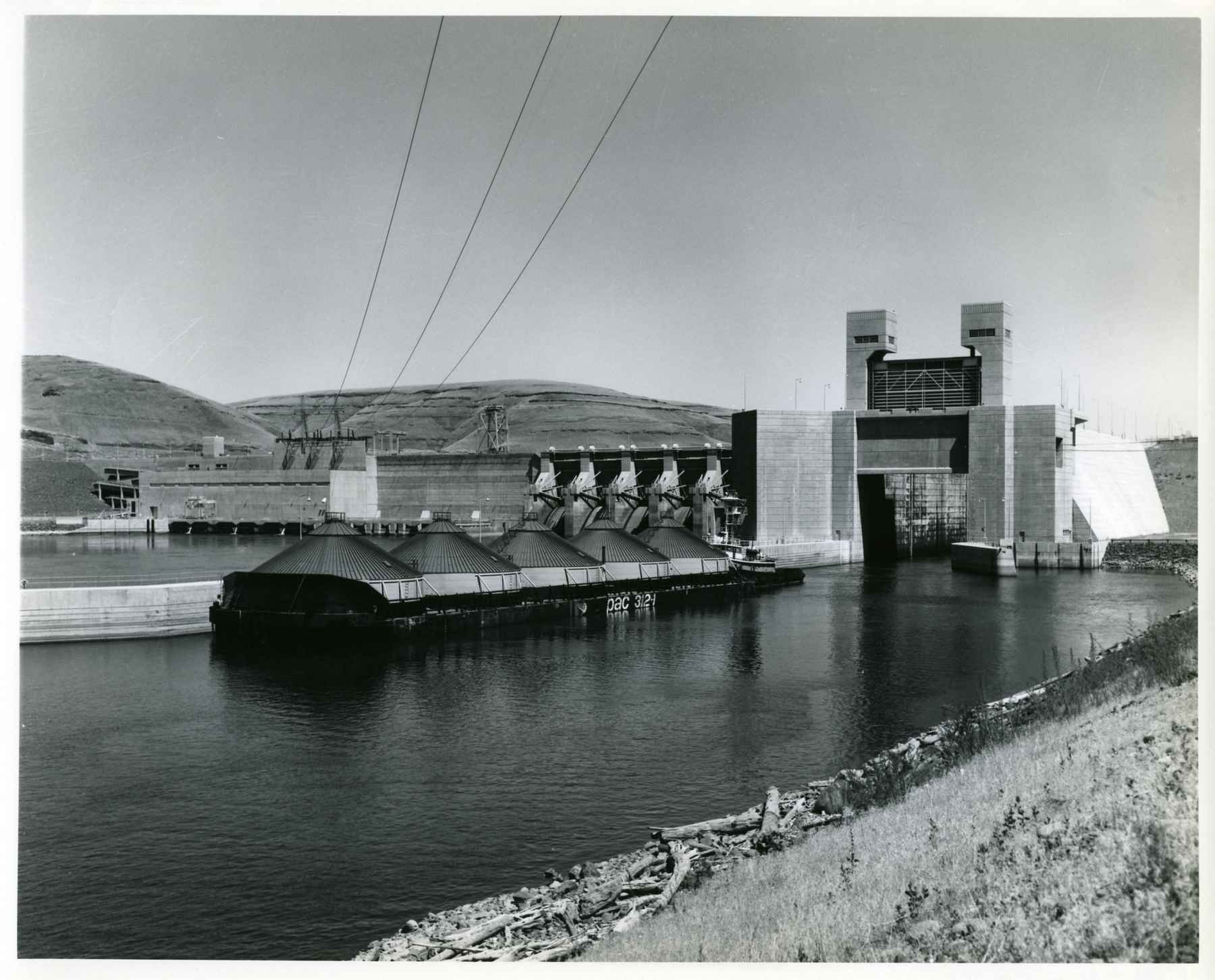 Lower Monumental dam on the Snake River (photo: waterarchives.org / cc2.0). Lower Monumental dam snake river