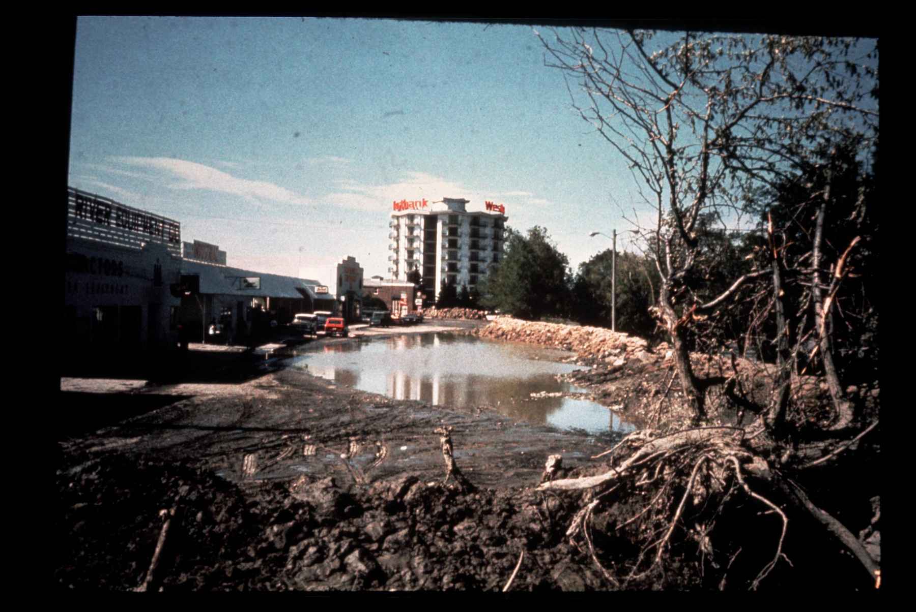 Remnants of the flood waters in Idaho Falls (photo: waterarchives.org). Remnants of the Teton Dam flood waters in Idaho Falls