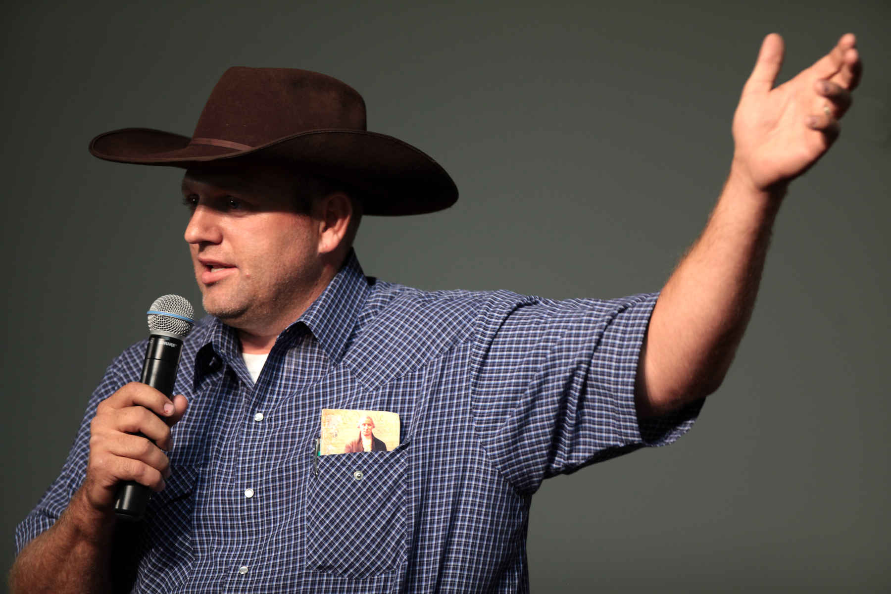 Ammon Bundy speaking at a forum hosted by the American Academy for Constitutional Education (AAFCE) at the Burke Basic School in Mesa, Arizona (photo: Gage Skidmore). Ammon Bundy