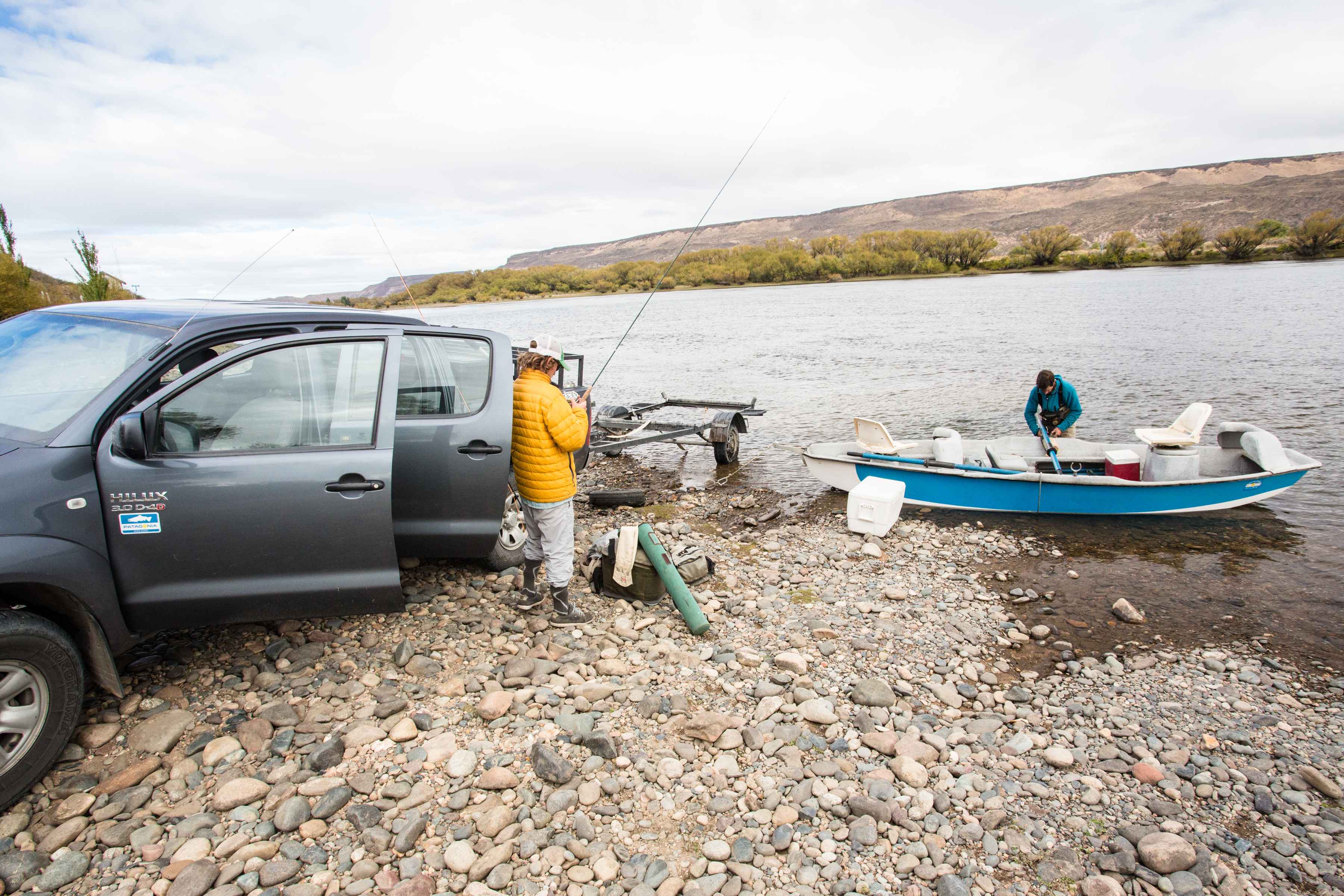 Prepping rods and boats for day one on Rio Limay (photo: Chad Shmukler). Rio Limay Patagonia Argentina