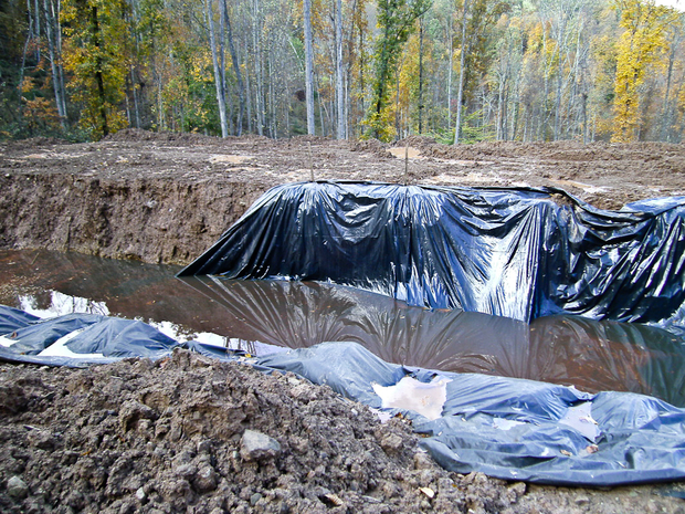 A poorly constructed fracking waste pit in Doddridge County, West Virginia (photo: Ed Wade Jr./Wetzel County Action Group). Fracking Waste Pit